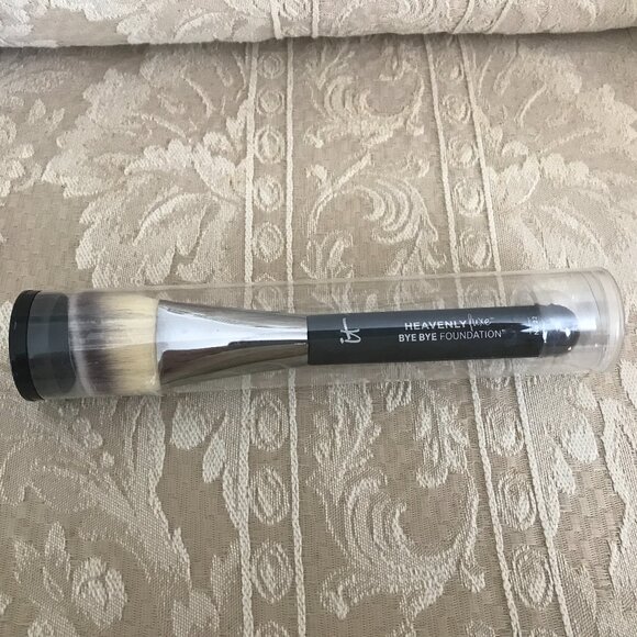 Heavenly Luxe ByeBye Foundation Brush #22 – NWT - Picture 1 of 6